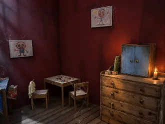 Kommode mit blauem Schränkchen, Kindertisch und zwei Zeichnungen kleiner Monster