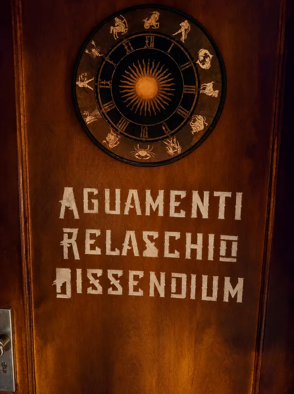 Holztür mit Sternzeichen-Scheibe und den Zaubersprüchen Aguamenti, Relaschio, Dissendium