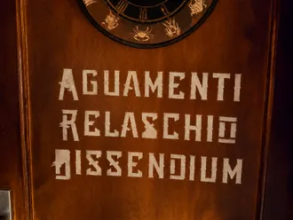 Holztür mit Sternzeichen-Scheibe und den Zaubersprüchen Aguamenti, Relaschio, Dissendium