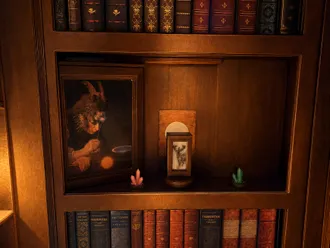 Bücherregal mit dem Bild einer gehörnten Gestalt und zwei Kristallen